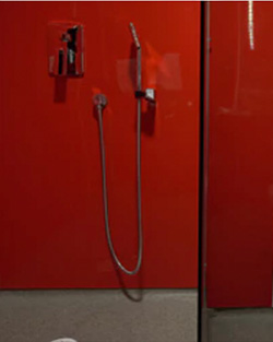douche de vestiaire renovee rouge